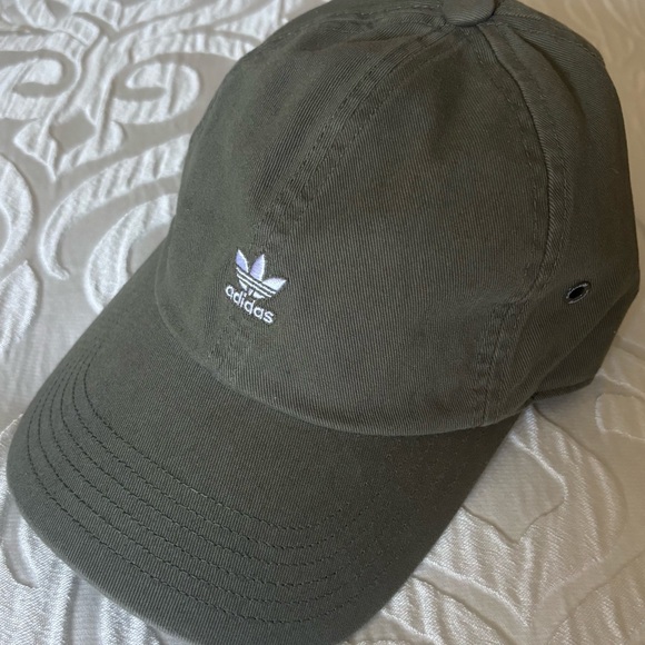 NWOT Adidas Women’s Olive Green Cap - Picture 1 of 3